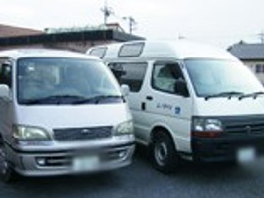 施設の送迎車両