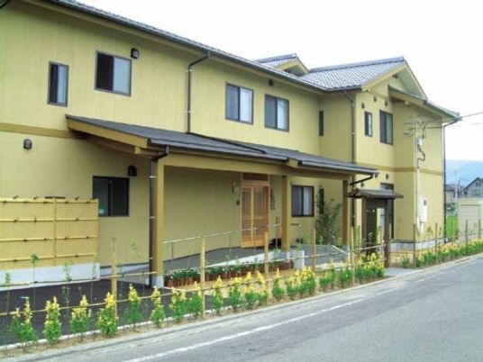 黄色い外壁の居室建物