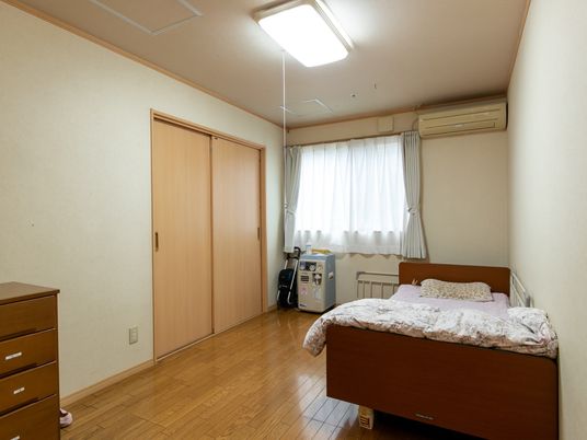 居室内のベッドとクローゼット