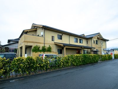 黄色い建物の外観