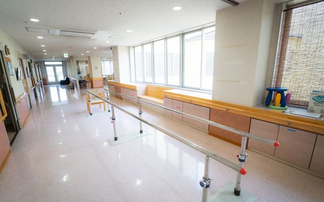 日差しが入る廊下