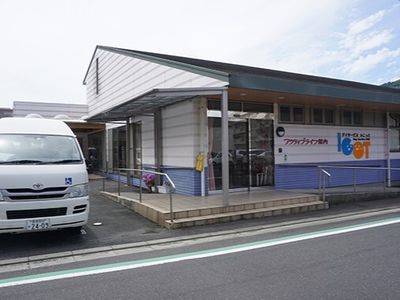 白と青の建物のエントランス