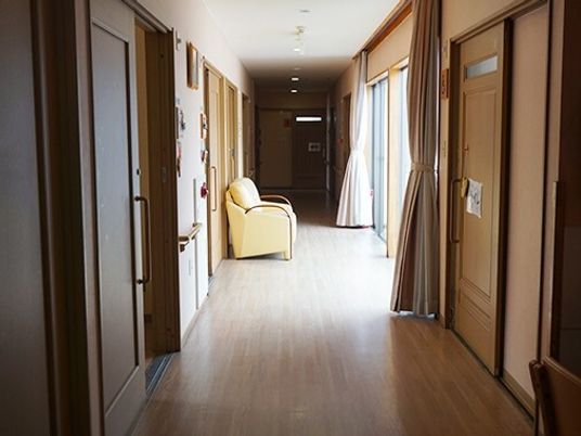明るい廊下とリラックスチェア