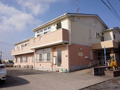 明るい施設の外観