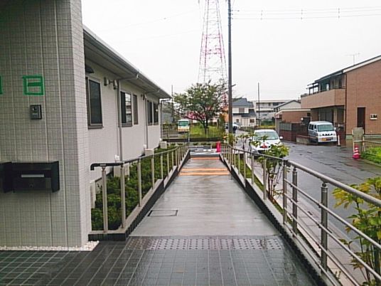 雨の日の外観