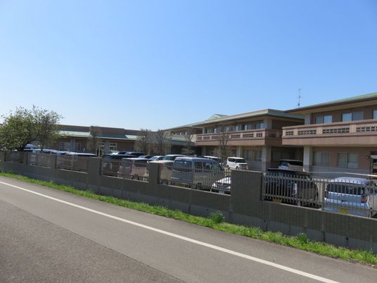 道路沿いの建物
