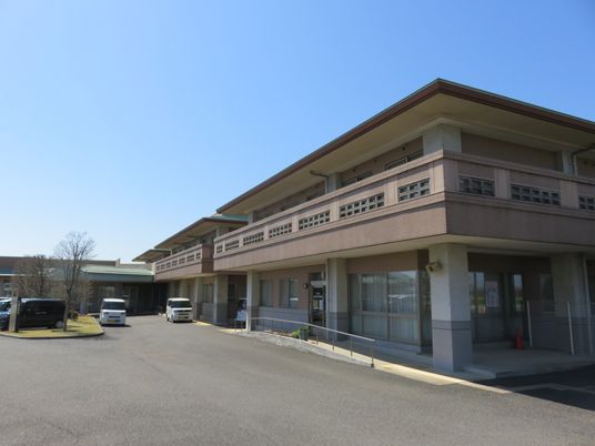 広がる建物の外観
