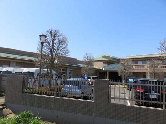 車が並ぶ建物外観