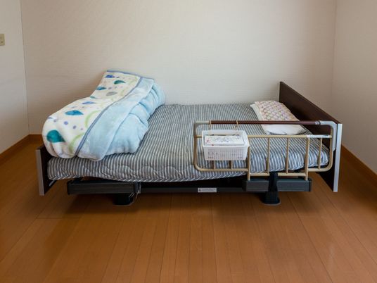 整った居室のベッド