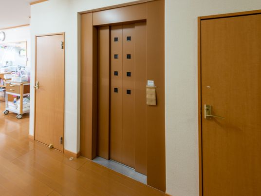ゆとりある廊下のエレベーター