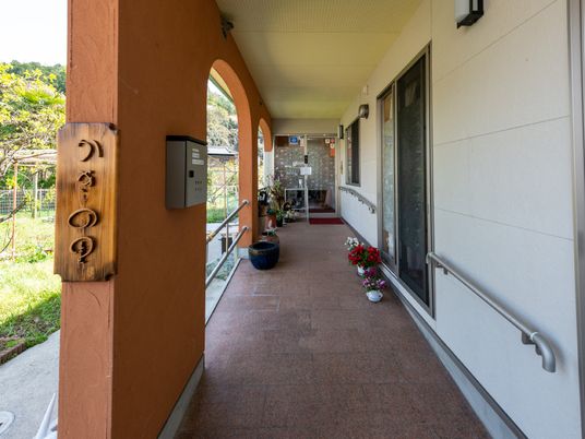 廊下の手すり付き通路