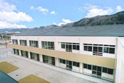山を背景にした建物