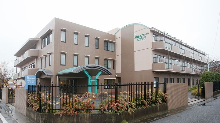 広い敷地に建つ施設