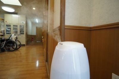 廊下に加湿器と車椅子