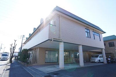 明るい外観の建物正面