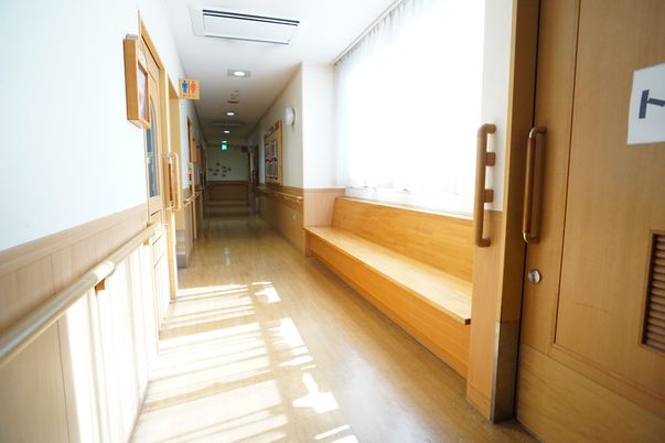 明るい廊下の一角