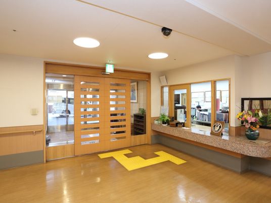 明るいエントランスの様子