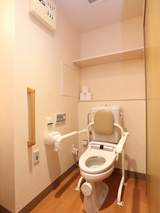 バリアフリー設計のトイレ