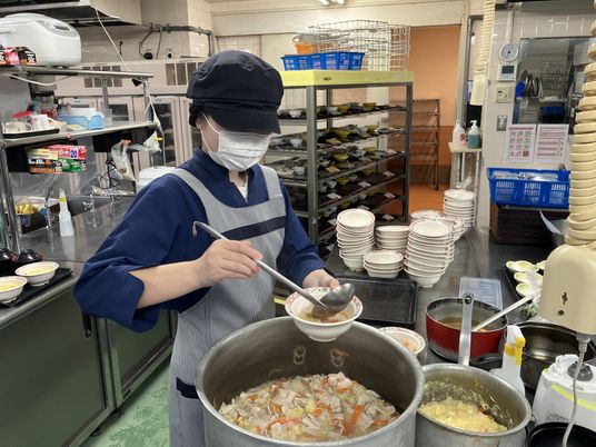スタッフが働くキッチン