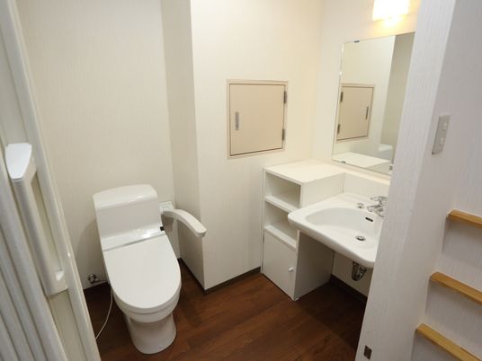 清潔なトイレと洗面台
