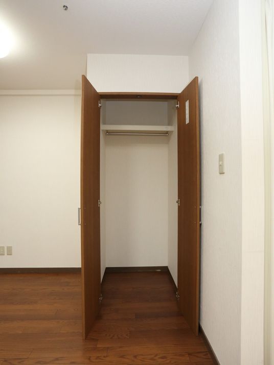 整った木目調のクローゼット
