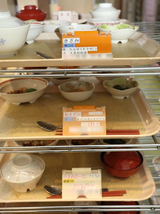 食堂の食器棚