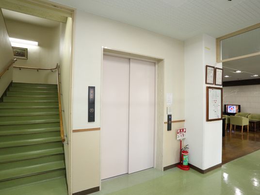 エレベーターと階段の傍