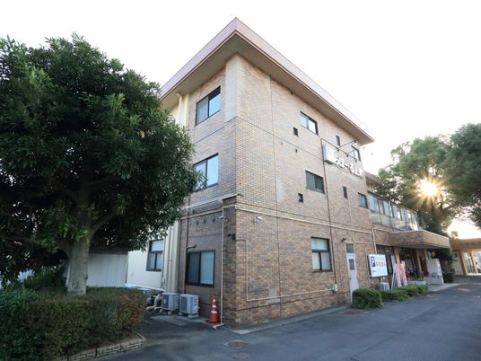 夕日の光る施設外観