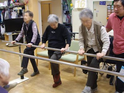 訓練中の高齢者たち