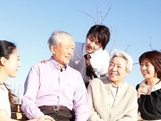 笑顔の集合晴れた空の下