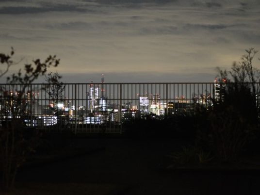 夜景を望む屋外スペース