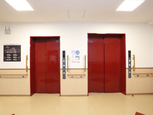 赤いエレベーターのドア 