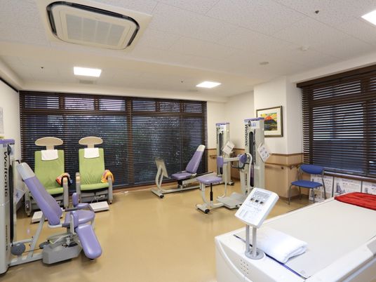 リハビリ器具が並ぶ部屋 