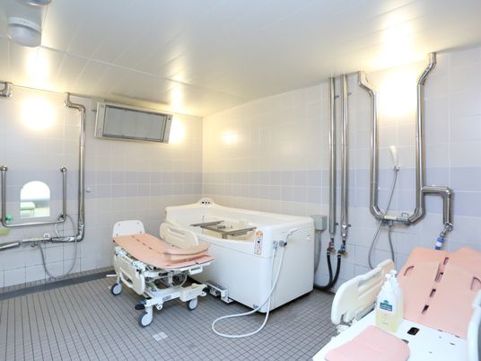  清潔な浴室の設備  
