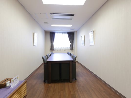 会議テーブルのある部屋