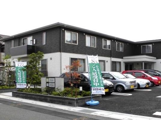 外観と駐車場のある建物