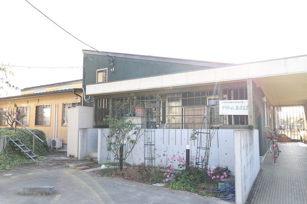 緑の建物と庭
