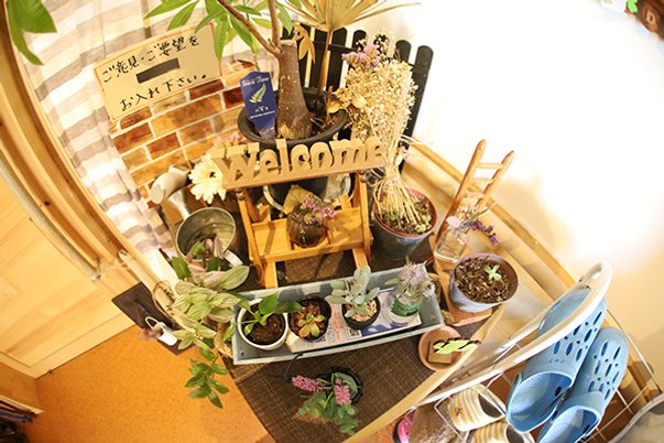 植物が飾られたエントランス