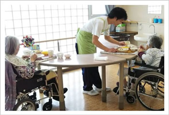 食事を介助する様子