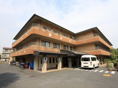 明るい外観の建物