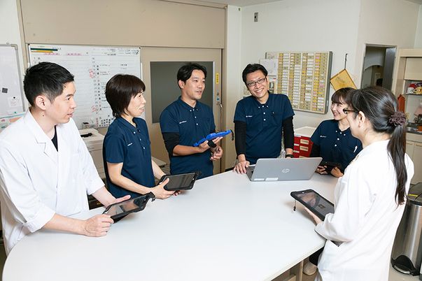 スタッフが会議する居室