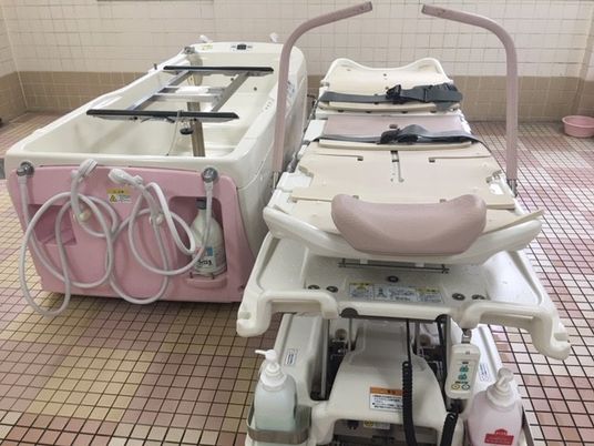 機能的な設備の浴室
