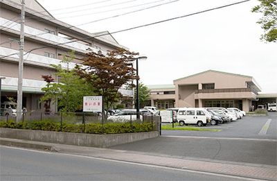 車が並ぶ建物の外観