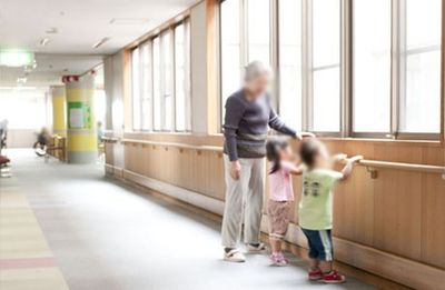子どもたちと女性の廊下