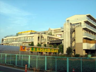 緑に囲まれた建物外観