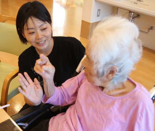 笑顔で会話するスタッフと利用者