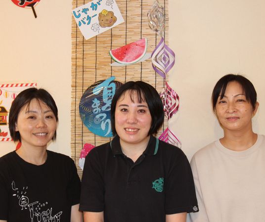 和室で笑顔のスタッフ