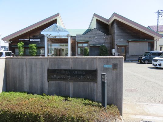 落ち着いた外観の建物
