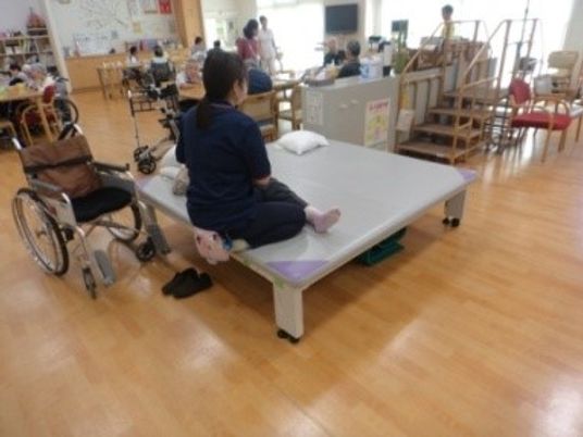 トレーニング台のある室内