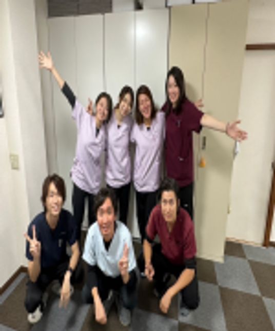 笑顔でポーズを取るスタッフ